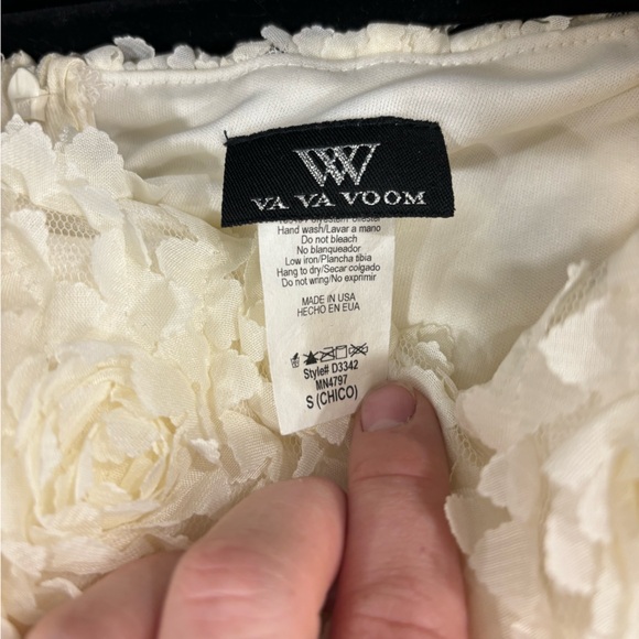 Va Va Voom Off White Mini Dress with 3D Flowers Size Small - Picture 2 of 6